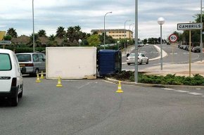 Un camió bolca en una rotonda del vial del Cavet 