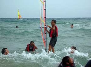Els nens sahrauís acollits al Camp de Tarragona fan un "bateig de mar"
