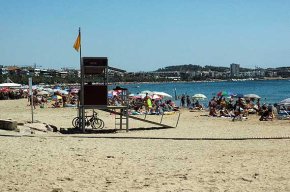 La platja del Cap de Sant Pere s'obre al bany després d'estar gairebé dos dies tancada