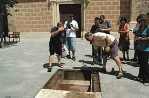 Tècnics de la Direcció General de Memòria Històrica visiten el refugi del carrer de les Creus