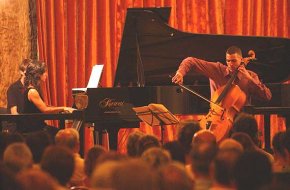 El concert d'Oriol Aymat i Sílvia Vidal omple el castell de Vilafortuny