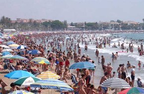 Ple a vessar a les platges cambrilenques en la festivitat de la Mare de Déu d'Agost