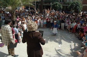 El pregó, el vermut popular i els castells omplen el pati de lErmita de la Mare de Déu del Camí