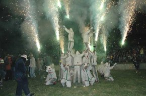 Milers de persones es congreguen al Barri Antic en la 16a edició de la Nit del Foc