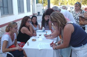 Amics i familiars engeguen una campanya de recollida de signatures a favor del conserge de l'escola Marinada 