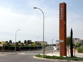 S'instal·la un nou monòlit de nou metres d'alçada a l'entrada del municipi pel vial del Cavet