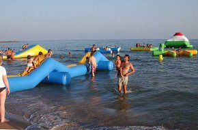 Una festa aquàtica posa punt i final a la temporada de platges, que tanca amb un balanç molt positiu