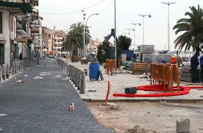 El paviment de la façana del port, inaugurat a principis d'aquest estiu, s'haurà de reparar