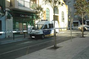 Es troba un home mort en un caixer d'una entitat bancària del carrer de Pere III