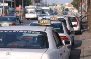 Guerra oberta entre associacions professionals del taxi de Catalunya per lanomenat cas Cambrils