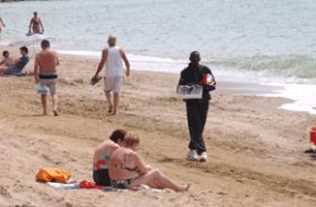 Persecució sense treva a la venda il·legal al passeig marítim de llevant