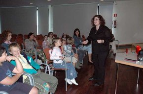 Carme González ofereix una sessió de contes de por per als més petits a la Biblioteca Municipal