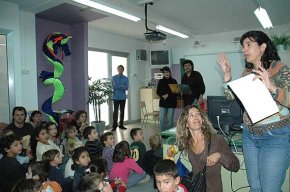 El CEIP Cambrils celebra la reobertura de la seva biblioteca amb l'actuació de l'escriptor Adam Manyé