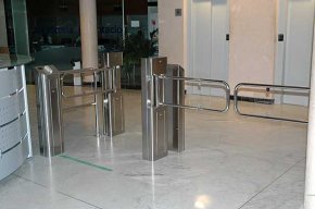 S'instal·la un control d'accés per accedir a les dependències municipals