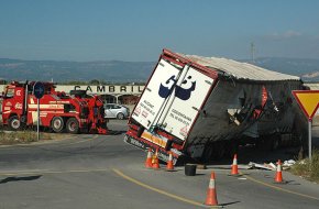 Es retira el camió que el passat diumenge va bolcar a la rotonda de l'N-340 a l'alçada de Vilafortuny