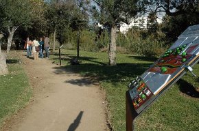 Uns plafons en relleu guiaran les persones amb discapacitats funcionals en el primer itinerari de natura accessible de Cambrils