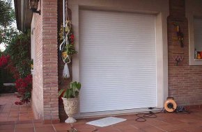 Cinc encaputxats armats roben en un habitatge de Vilafortuny després d'amenaçar els propietaris 