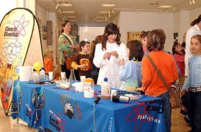 Comença la Setmana de la Ciència amb uns tallers experimentals per als més petits