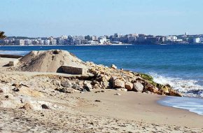 Un tram del litoral del Cap de Sant Pere continua erosionat després de les obres d'estabilització fetes fa poc més d'un any