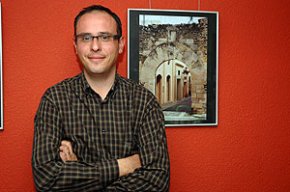 Àngel Vallverdú enllesteix el seu treball sobre el Ball de Bastons sota el títol "Mireu com passen tocant els bastons"