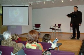 El grup de teatre Xerinola ofereix l'espectacle audiovisual "Poe SI ència" en el marc de la Setmana de la Ciència