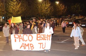 La manifestació de suport al conserge del col·legi Marinada, Paco Piñol, mobilitza un centenar de persones