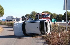 Un cotxe bolca quan sortia de l'autopista i cau damunt del camí de Montbrió