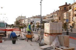 S'inicien les obres d'arranjament del paviment de la façana del port que estava malmès 