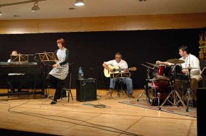 La Teca Teatre i Els Oncles Band ofereixen el seu espectacle "La lluna, la pruna... Poemes, contes i cançons" a la Biblioteca