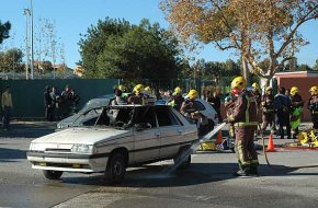 Un simulacre d'accident de trànsit crida l'atenció als veïns de la zona del Parc del Pinaret