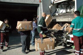La Policia Local destrueix tot el material decomissat provinent de la venda ambulant il·legal