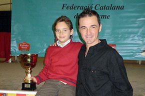 El ciclista cambrilenc Edgar Curto rep el trofeu de subcampió de Catalunya de mans del ciclista català Àngel Edo