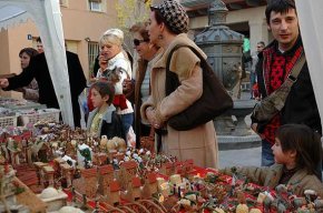Varietat de productes nadalencs en la Fira Regal de Nadal de la plaça d'Espanya 
