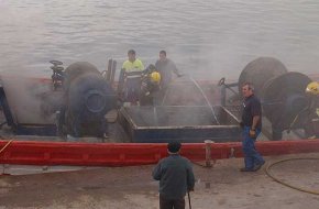 Un incendi en una barca amarrada al moll de pesca provoca l'alarma al port