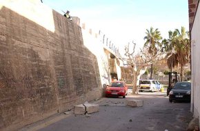 Un accident provoca la caiguda de dos blocs de protecció del pont de l'N-340
