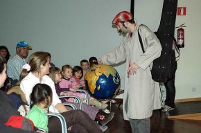 Santi Rovira acosta Europa als més petits amb el seu espectacle "Vet aquí Europa"
