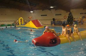 La piscina municipal acull la festa aquàtica Aquanadal i entrega els premis als guanyadors del concurs de dibuix