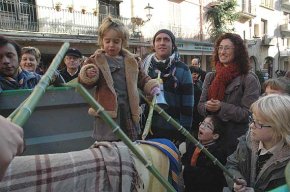El cagatió popular de l'Agrupament Escolta Gent de Mar recorre els carrers de Cambrils