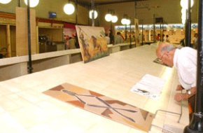 Els artistes locals decoren els aparadors dels comerços del Vila Centre