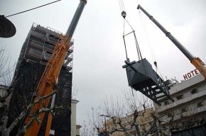 La cúpula metàl·lica que ha de coronar el campanar de l'Església de Sant Pere ja es troba a la plaça de l'Església