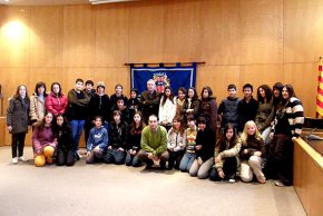 Un grup d'alumnes de segon d'ESO de l'IES Cambrils visiten el consistori cambrilenc