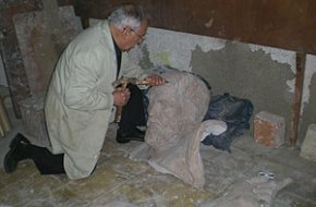L'escultor reusenc Ramon Ferran enllesteix el relleu de la figura de sant Pere que s'instal·larà en el nou campanar