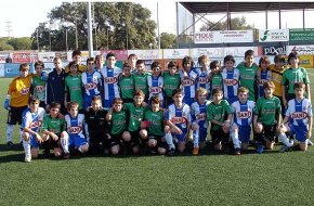 Els alevins de l'Escola de Futbol Veterans de Cambrils i l'Espanyol disputen un partit amistós a l'Estadi Municipal