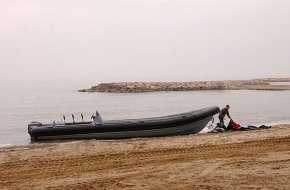 Es troba abandonada a la platja de la Llosa una llanxa que presumptament  transportava droga
