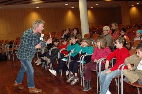 La Biblioteca Municipal acosta una vegada més les llengües del món als més petits en el "Viatjant amb contes"