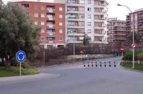 El carrer Bertran de Cambrils, a la part sud del centre direccional, es converteix en sentit únic