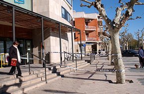 Es desprèn una peça d'obra de la façana del Casal Municipal de la Gent Gran