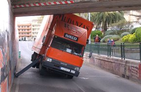 Un camió s'encasta al pont de la via fèrria que uneix la zona direccional amb l'Eixample platja
