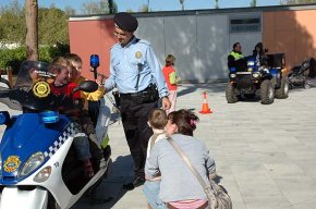 La Policia Local mostra els vehicles i el material policial als més petits i a les seves famílies 