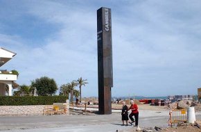 La zona de Ponent ja té el seu monòlit "Porta de mar" instal·lat al darrer tram del passeig de Ponent